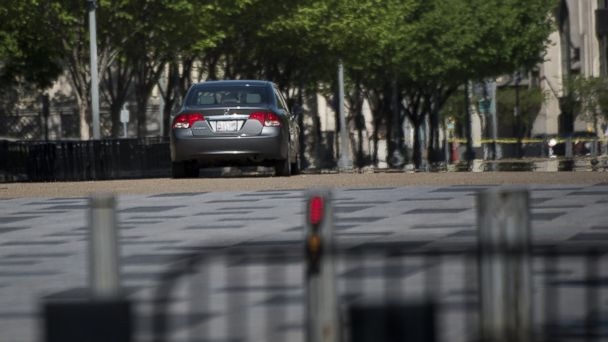 Con gái ông Obama bị “săn đuổi,” Nhà Trắng phải đóng cửa ảnh 1