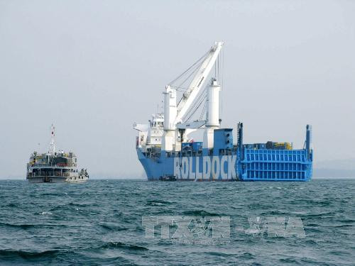 Cận cảnh tàu ngầm Kilo Hà Nội tại vịnh Cam Ranh ảnh 2