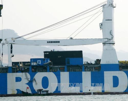 Cận cảnh tàu ngầm Kilo Hà Nội tại vịnh Cam Ranh ảnh 5