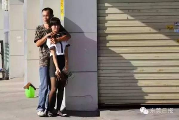 [Photo] Cảnh sát Trung Quốc bắn chết kẻ kề dao vào cổ con tin ảnh 1