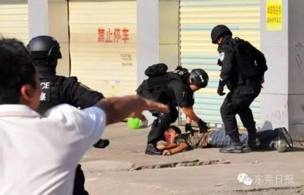 [Photo] Cảnh sát Trung Quốc bắn chết kẻ kề dao vào cổ con tin ảnh 4