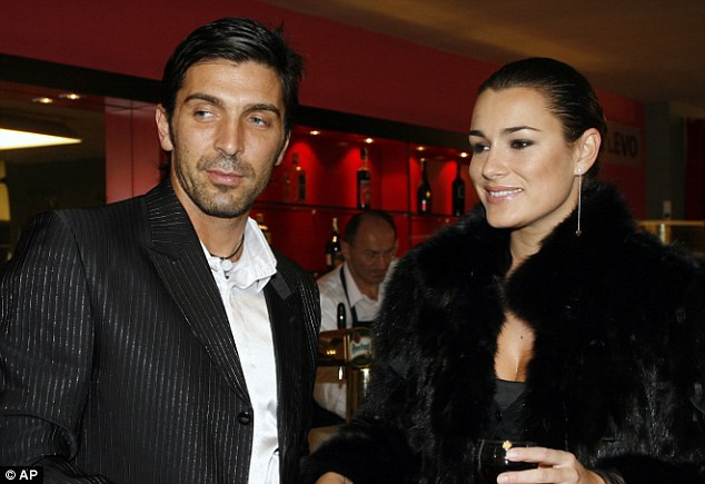 Buffon và Seredova đã có với nhau hai mặt con (Nguồn: DM) Tin World Cup 21/5: Đức hứng bão chấn thương, Buffon bỏ vợ ảnh 2