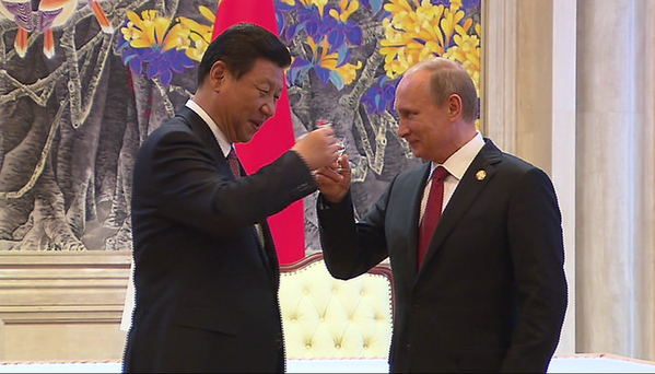 Chủ tịch Trung Quốc Tập Cận Bình và Tổng thống Nga Vladimir Putin uống mừng thỏa thuận vừa đạt được (Nguồn: RT) Nga-Trung ký "thỏa thuận khí đốt lịch sử" 400 tỷ USD vào phút chót ảnh 1