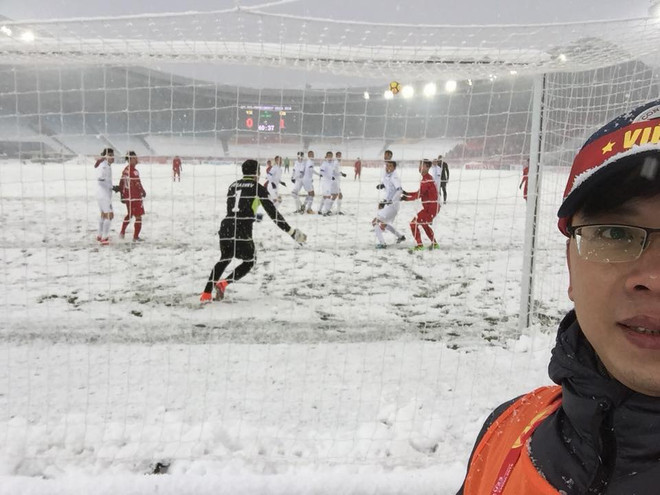 Phóng viên kể lại bức ảnh selfie để đời cùng bàn thắng của Quang Hải ảnh 1