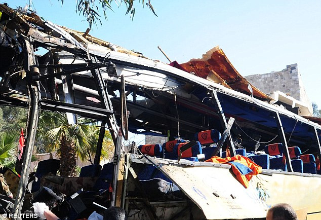 Ông bố anh hùng trao con cho vợ rồi đè lên kẻ đánh bom tự sát ảnh 1