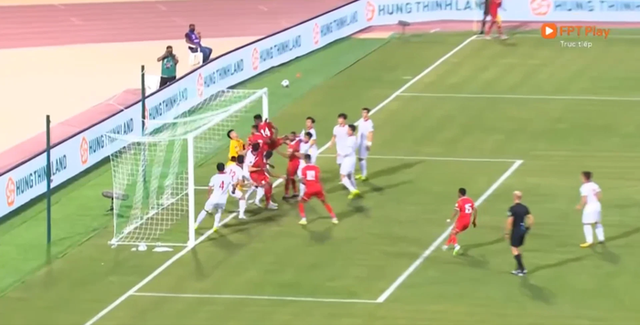 Video pha ghi bàn từ phạt góc gây ức chế của Oman vào lưới Việt Nam ảnh 1