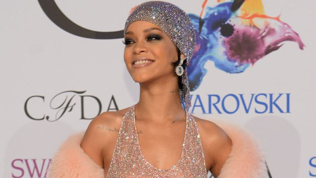 Mặc áo xuyên thấu, Rihanna vẫn là biểu tượng thời trang của năm ảnh 1