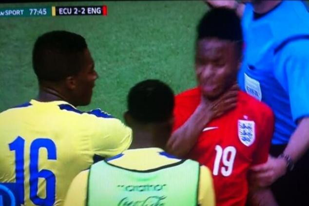 [Video] Valencia bóp cổ Sterling vì bị phạm lỗi thô bạo ảnh 1