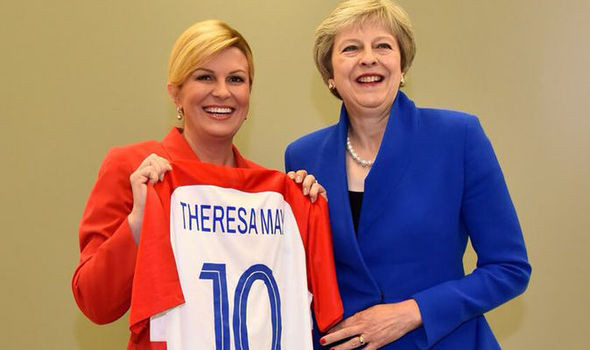 Tổng thống Croatia Kolinda Grabar-Kitarovic tặng áo đấu có tên Thủ tướng Anh Theresa May bên lề Hội nghị Thượng đỉnh NATO (Nguồn: Express) Đây là vận rủi khiến đội tuyển Anh thất bại trước Croatia? ảnh 1