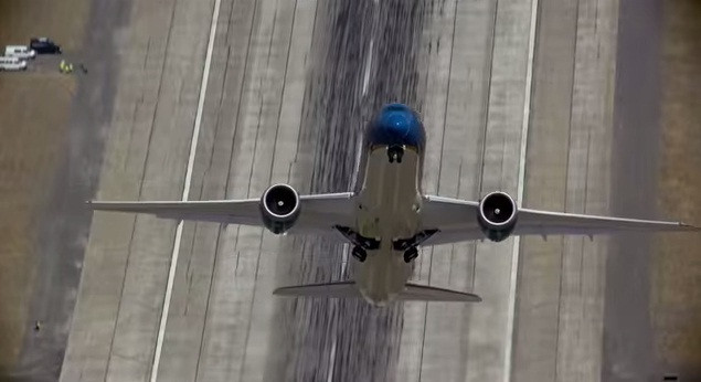 [Video] Chiếc Boeing 787-9 của Vietnam Airlines cất cánh thẳng đứng ảnh 1