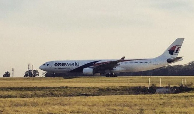 Máy bay của Malaysia Airlines hạ cánh khẩn cấp ở Australia ảnh 1