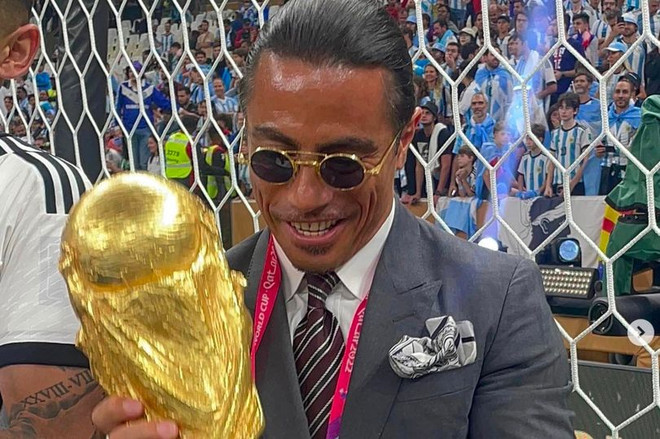 "Thánh rắc muối" Salt Bae và chiếc cúp vô địch. "Thánh rắc muối" Salt Bae bị chỉ trich vì 'ăn hôi' cúp vàng với Messi ảnh 1