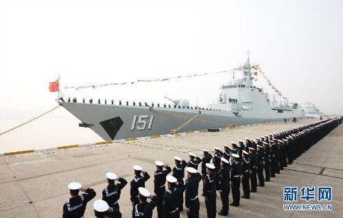Tàu khu trục Trịnh Châu 151 của Trung Quốc (Nguồn: Xinhua) 6 tàu khu trục tên lửa Trung Quốc rầm rộ đi qua gần Okinawa ảnh 1