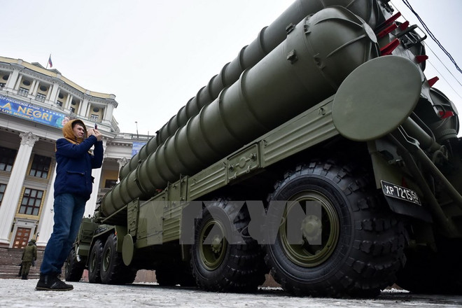 Hệ thống tên lửa đất đối không S-400 của Nga trưng bày tại Quảng trường Suvorovskaya ở trung tâm thủ đô Moskva ngày 8/12, nhân kỷ niệm lần thứ 100 Ngày thành lập Lực lượng Phòng không Nga. Doanh số bán vũ khí của Nga tăng bất chấp đà suy giảm trên thế giới ảnh 1