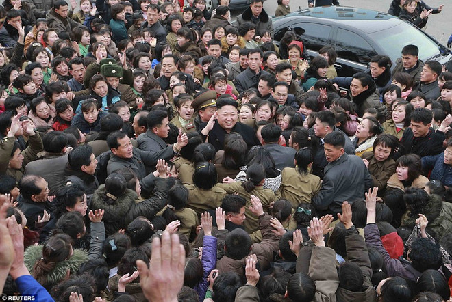 Đám đông cuồng nhiệt vây quanh ông Kim Jong Un (Nguồn: DM) Ông Kim Jong-Un lần đầu xuất hiện từ khi nổ ra "vụ Sony" ảnh 1