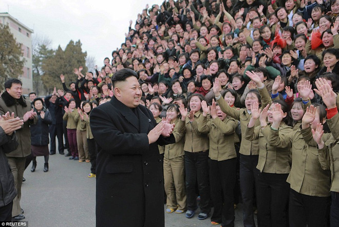 Ông Kim Jong-Un vẫy tay chào các công nhân nhà máy dệt (Nguồn: DM) Ông Kim Jong-Un lần đầu xuất hiện từ khi nổ ra "vụ Sony" ảnh 2