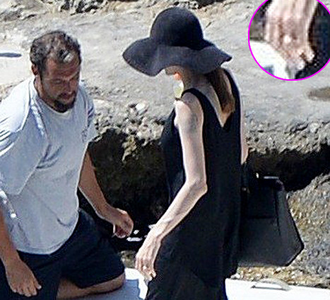 Đến lượt minh tinh Angelina Jolie lộ hình ảnh đeo nhẫn cưới ảnh 1