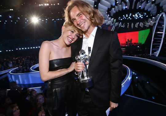 Người bạn vô gia cư của Miley Cyrus ra đầu thú cảnh sát ảnh 1