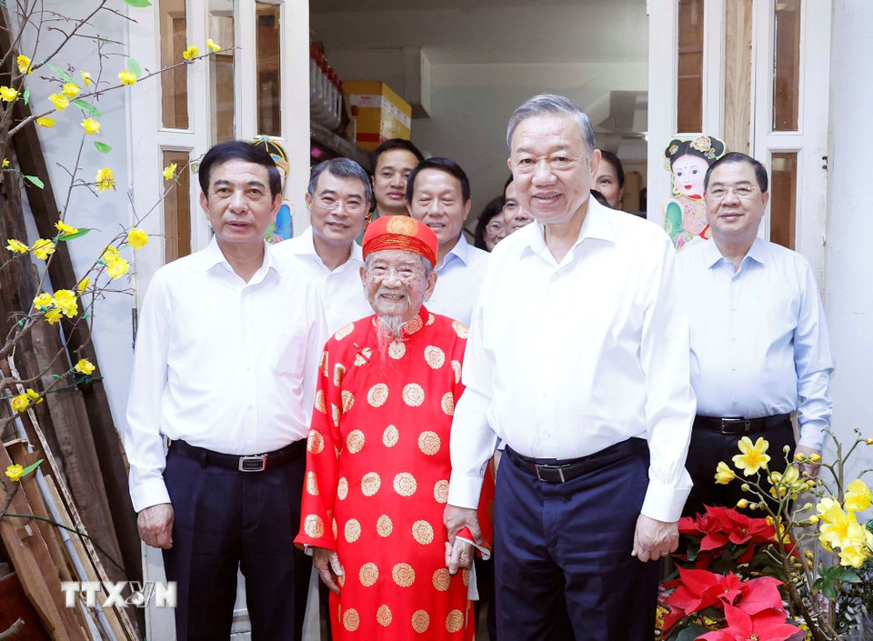 Tổng Bí thư Tô Lâm đến thăm chúc tết nhà nghiên cứu Nguyễn Đình Tư, 106 tuổi, người có nhiều công trình nghiên cứu về sử học, văn hóa có giá trị. (Ảnh: Thống Nhất/TTXVN)