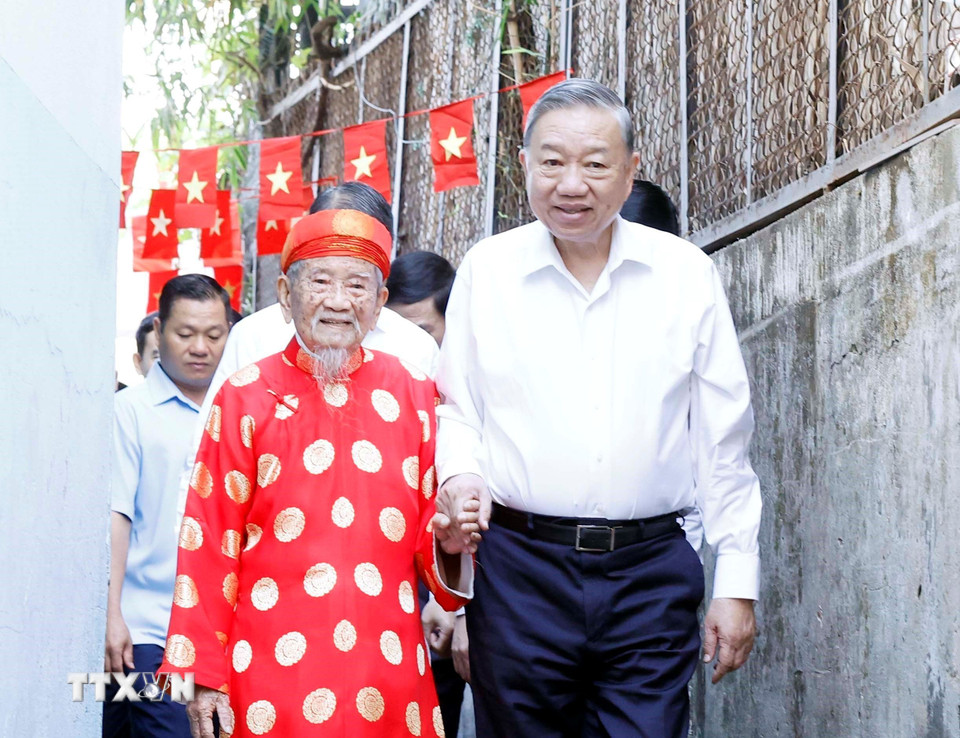 Tổng Bí thư Tô Lâm đến thăm chúc tết nhà nghiên cứu Nguyễn Đình Tư, 106 tuổi, người có nhiều công trình nghiên cứu về sử học, văn hóa có giá trị. (Ảnh: Thống Nhất/TTXVN)