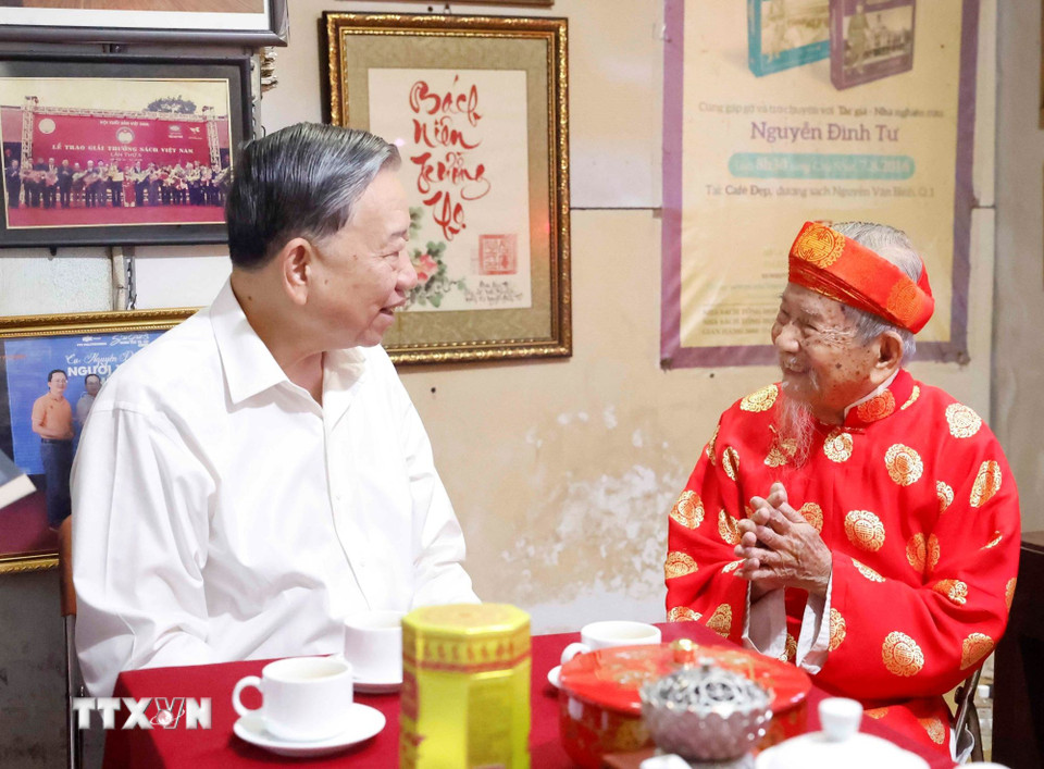 Tổng Bí thư Tô Lâm đến thăm chúc tết nhà nghiên cứu Nguyễn Đình Tư, 106 tuổi, người có nhiều công trình nghiên cứu về sử học, văn hóa có giá trị. (Ảnh: Thống Nhất/TTXVN)