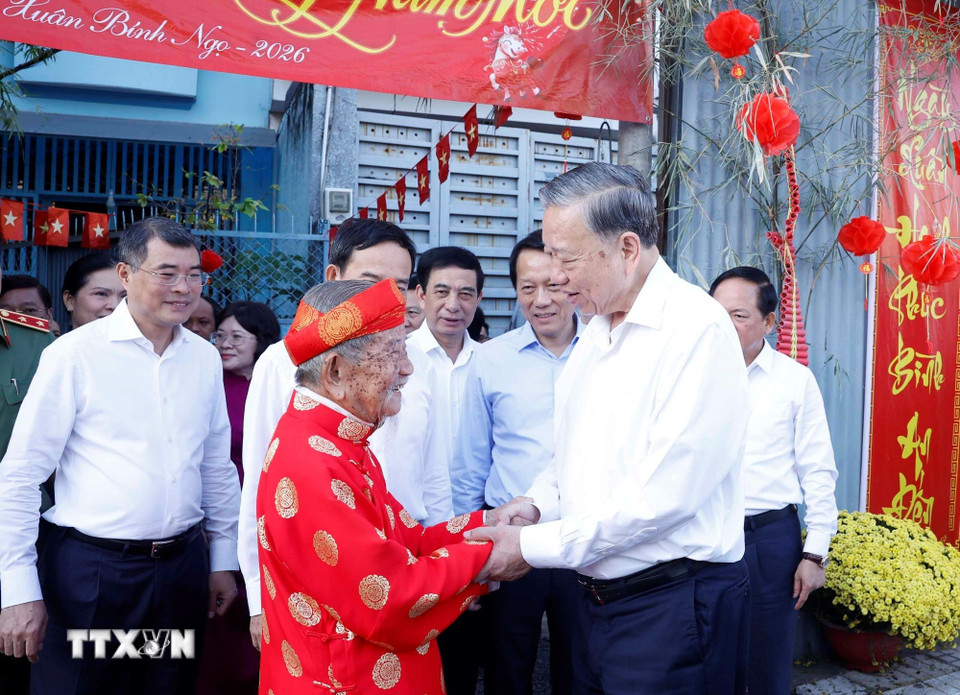 Tổng Bí thư Tô Lâm đến thăm chúc tết nhà nghiên cứu Nguyễn Đình Tư, 106 tuổi, người có nhiều công trình nghiên cứu về sử học, văn hóa có giá trị. (Ảnh: Thống Nhất/TTXVN)