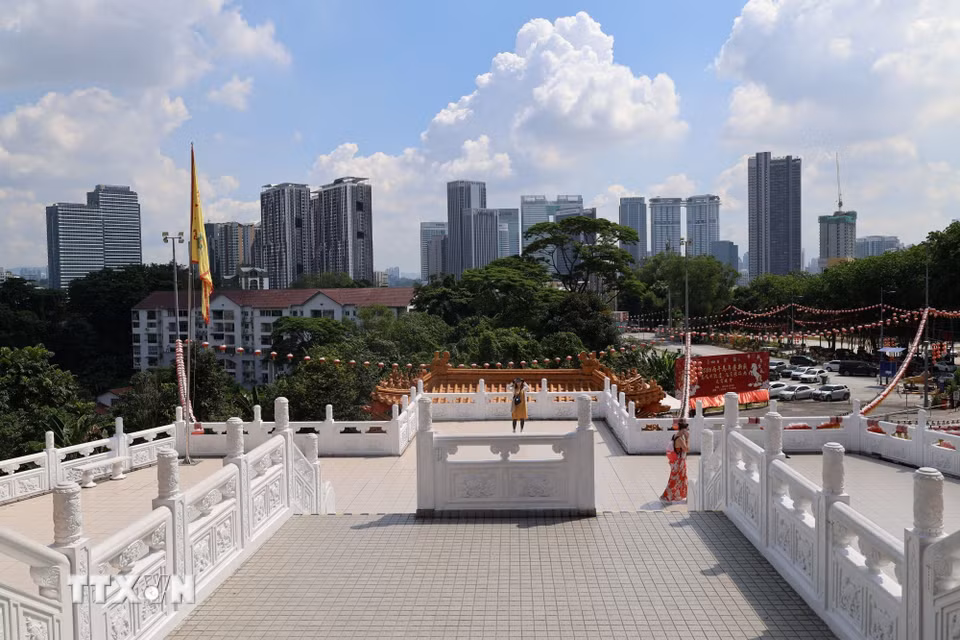 Đền thờ có vị trí "đắc địa", nhìn bao quát cả thành phố Kuala Lumpur. (Ảnh: Bùi Hoàn/TTXVN)