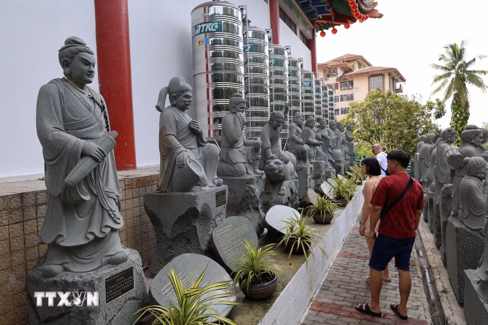 Hàng tượng đá xanh nguyên khối khắc họa tích cổ Nho giáo về 24 tấm gương hiếu thảo "Nhị thập tứ hiếu" tại Đền Thiên Hậu để răn dạy thế hệ sau. (Ảnh: Bùi Hoàn/TTXVN)