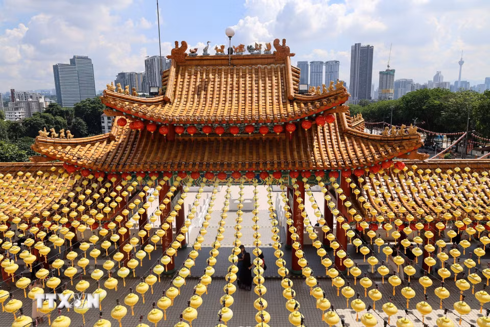 Đền Thiên Hậu tọa lạc ở vị trí cao nhìn ra thành phố Kuala Lumpur. (Ảnh: Bùi Hoàn/TTXVN)