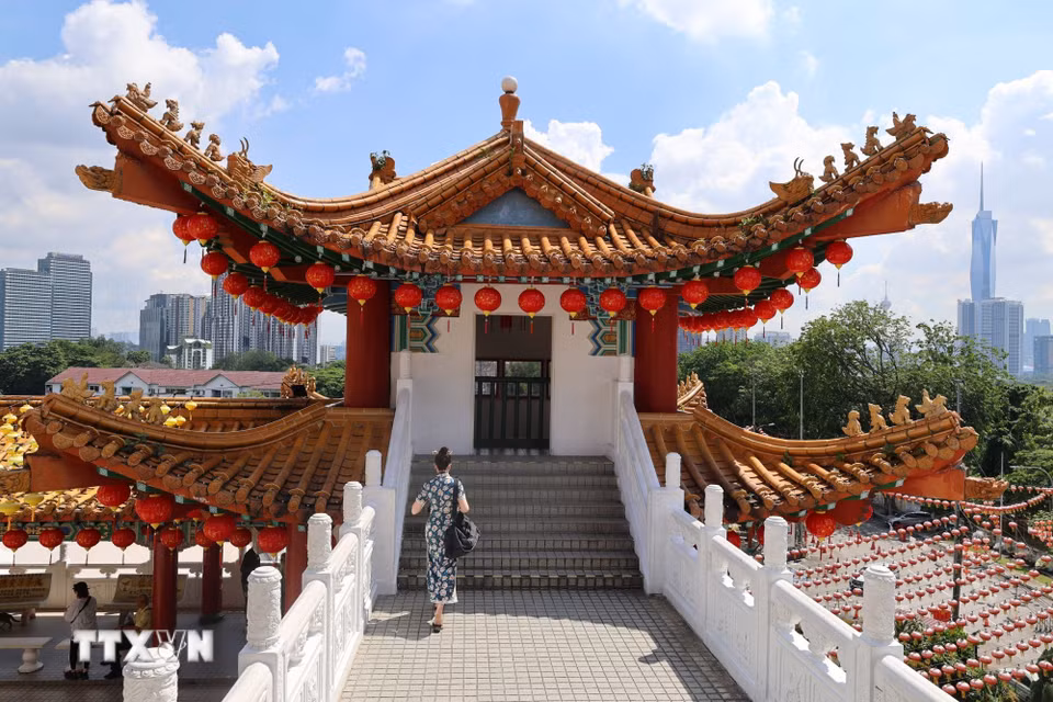 Đền sử dụng hệ mái vòm ngói lưu ly vàng và đuôi én cong đặc trưng. (Ảnh: Bùi Hoàn/TTXVN)
