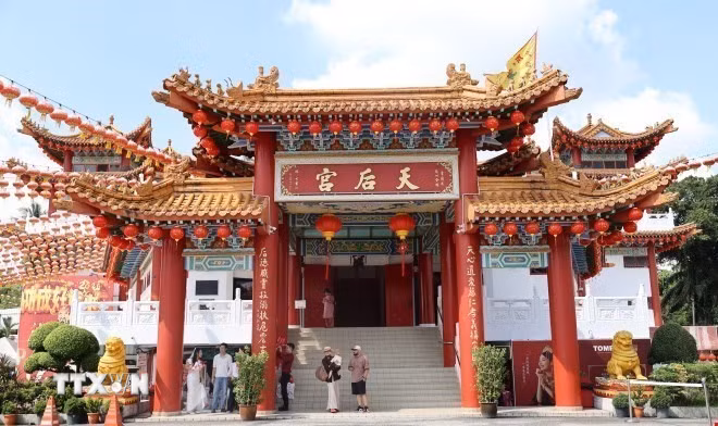 Cổng vào chính của Đền Thiên Hậu là nơi đặt văn phòng đăng ký kết hôn lớn nhất của người Malaysia gốc Hoa. (Ảnh: Bùi Hoàn/TTXVN)