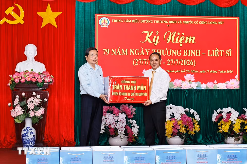 Chủ tịch Quốc hội Trần Thanh Mẫn tặng quà Trung tâm điều dưỡng Thương binh và Người có công Long Đất ở ấp Hải Sơn, xã Long Hải, Thành phố Hồ Chí Minh. (Ảnh: Doãn Tấn/TTXVN)