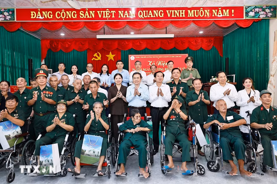 Chủ tịch Quốc hội Trần Thanh Mẫn với đại biểu và thương binh tại Trung tâm điều dưỡng Thương binh và Người có công Long Đất ở ấp Hải Sơn, xã Long Hải, Thành phố Hồ Chí Minh. (Ảnh: Doãn Tấn/TTXVN)