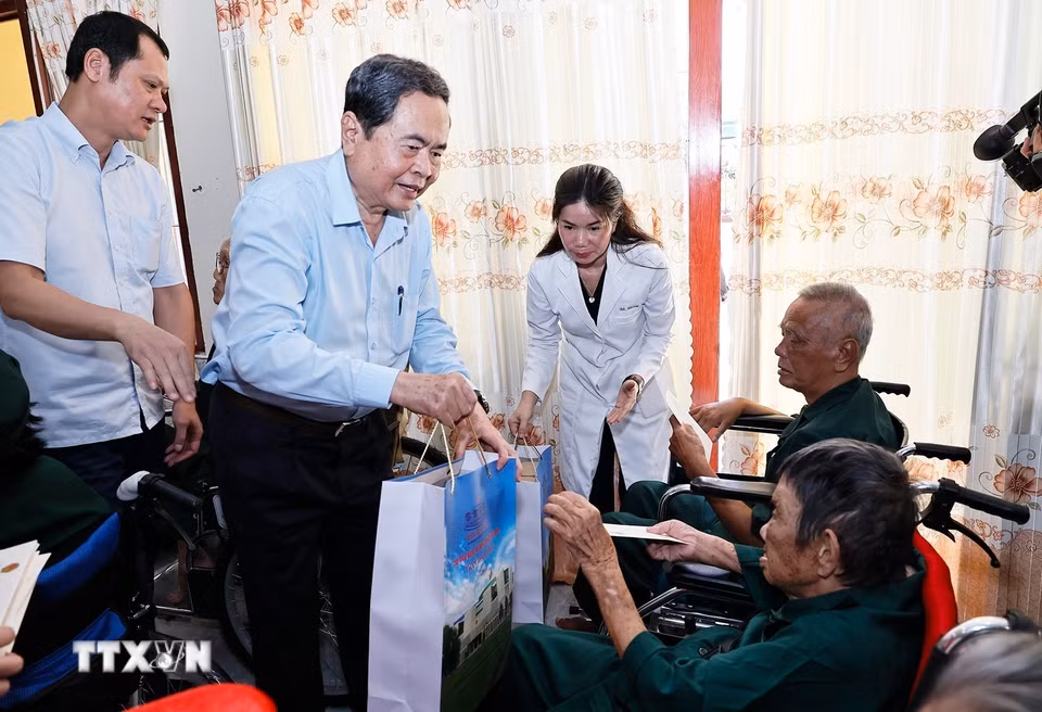 Chủ tịch Quốc hội Trần Thanh Mẫn với thương binh tại Trung tâm điều dưỡng Thương binh và Người có công Long Đất ở ấp Hải Sơn, xã Long Hải, Thành phố Hồ Chí Minh. (Ảnh: Doãn Tấn/TTXVN)
