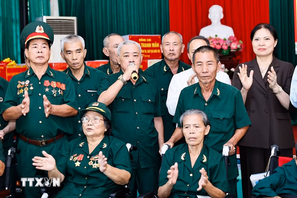Thương binh tại Trung tâm hát tặng Chủ tịch Quốc hội Trần Thanh Mẫn và Đoàn công tác. (Ảnh: Doãn Tấn/TTXVN)