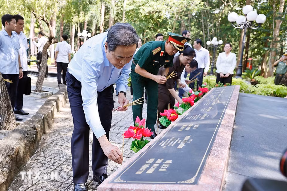 Chủ tịch Quốc hội Trần Thanh Mẫn dâng hương, dâng hoa tại Nghĩa trang liệt sỹ Long Điền Đất Đỏ. (Ảnh: Doãn Tấn/TTXVN)