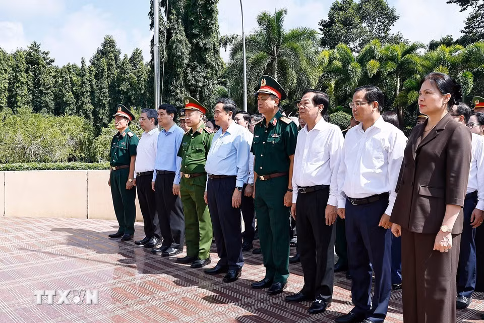 Chủ tịch Quốc hội Trần Thanh Mẫn dâng hương, dâng hoa tại Nghĩa trang liệt sỹ Long Điền Đất Đỏ. (Ảnh: Doãn Tấn/TTXVN)