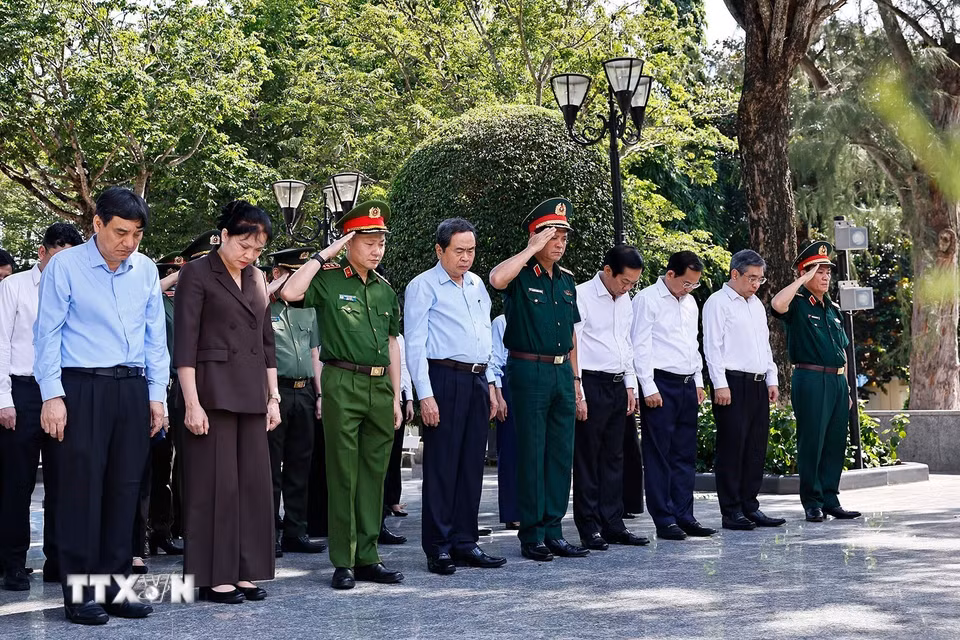 Chủ tịch Quốc hội Trần Thanh Mẫn dâng hương, dâng hoa tại Công viên Tượng đài, Nhà lưu niệm Anh hùng liệt sỹ Võ Thị Sáu. (Ảnh: Doãn Tấn/TTXVN)