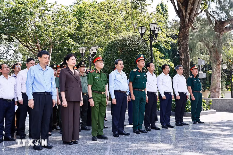 Chủ tịch Quốc hội Trần Thanh Mẫn dâng hương, dâng hoa tại Công viên Tượng đài, Nhà lưu niệm Anh hùng liệt sỹ Võ Thị Sáu. (Ảnh: Doãn Tấn/TTXVN)
