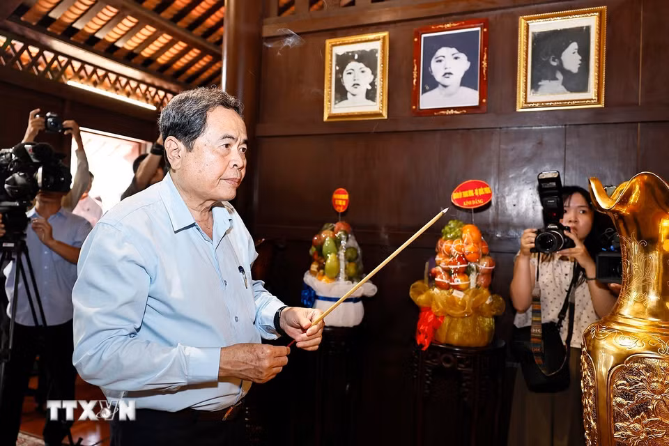 Chủ tịch Quốc hội Trần Thanh Mẫn dâng hương, dâng hoa tại Công viên Tượng đài, Nhà lưu niệm Anh hùng liệt sỹ Võ Thị Sáu. (Ảnh: Doãn Tấn/TTXVN)