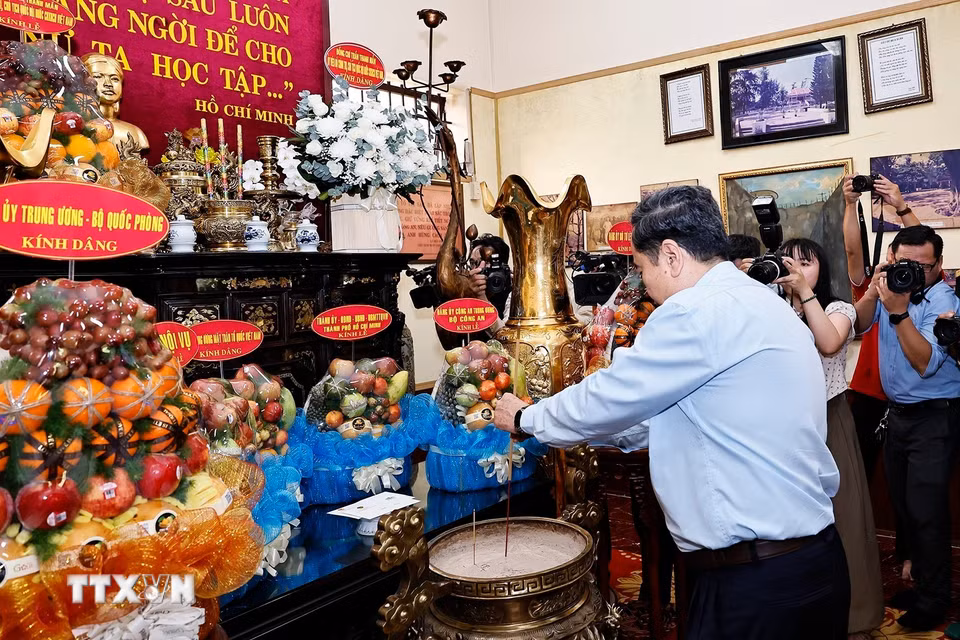Chủ tịch Quốc hội Trần Thanh Mẫn dâng hương, dâng hoa tại Công viên Tượng đài, Nhà lưu niệm Anh hùng liệt sỹ Võ Thị Sáu. (Ảnh: Doãn Tấn/TTXVN)