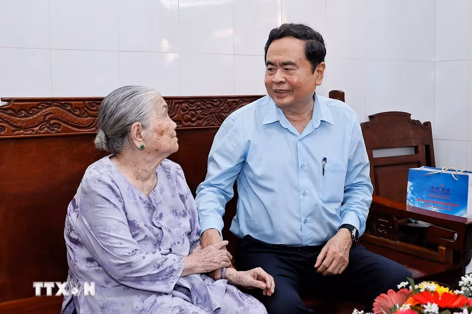 Chủ tịch Quốc hội Trần Thanh Mẫn thăm, tặng quà Mẹ Việt Nam Anh hùng Trần Thị Lưỡng. (Ảnh: Doãn Tấn/TTXVN)