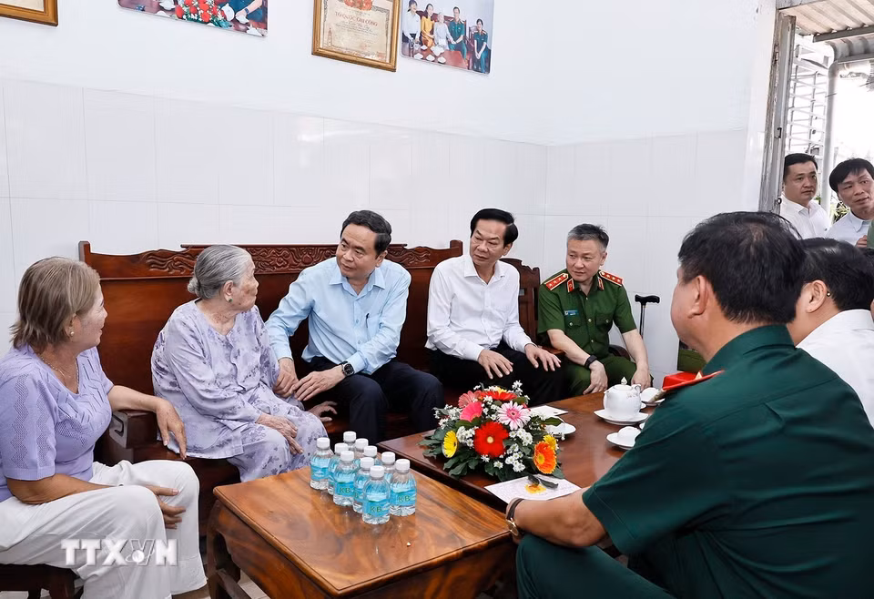 Chủ tịch Quốc hội Trần Thanh Mẫn thăm và tặng quà Mẹ Việt Nam Anh hùng Trần Thị Lưỡng. (Ảnh: Doãn Tấn/TTXVN)