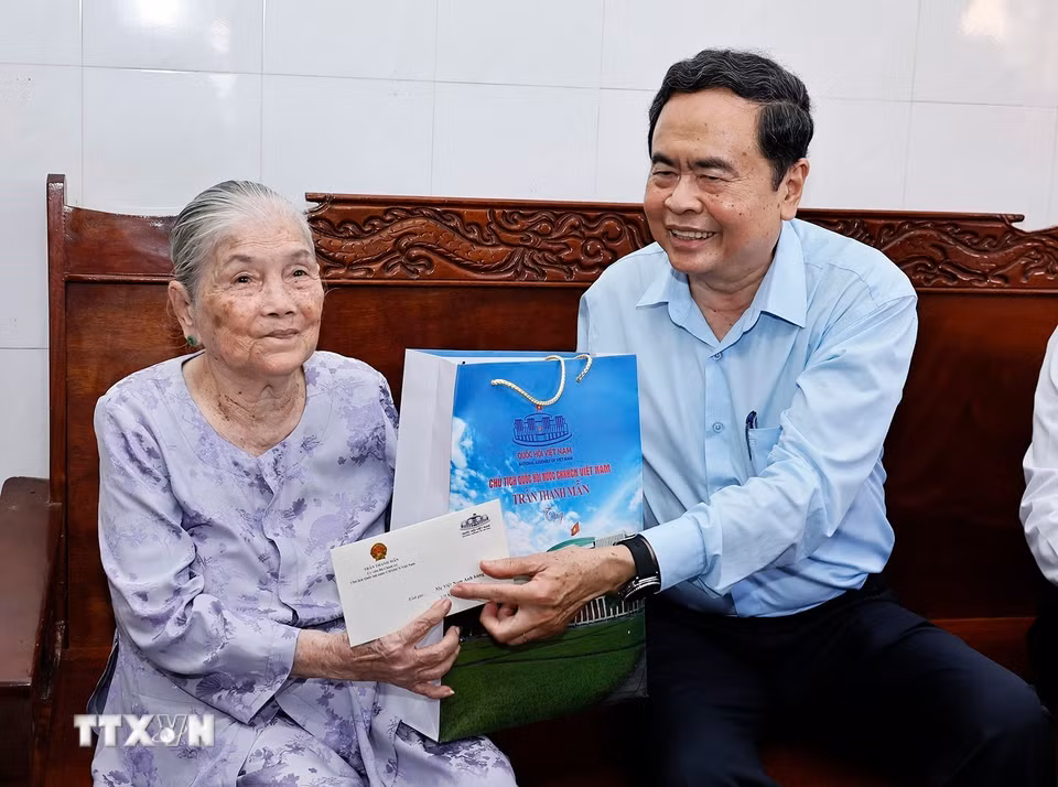 Chủ tịch Quốc hội Trần Thanh Mẫn thăm, tặng quà Mẹ Việt Nam Anh hùng Trần Thị Lưỡng. (Ảnh: Doãn Tấn/TTXVN)