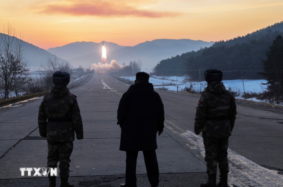 Nhà lãnh đạo Triều Tiên Kim Jong Un giám sát cuộc tập trận phóng tên lửa siêu vượt âm tại Bình Nhưỡng ngày 4/1/2026. (Ảnh: Yonhap/TTXVN)