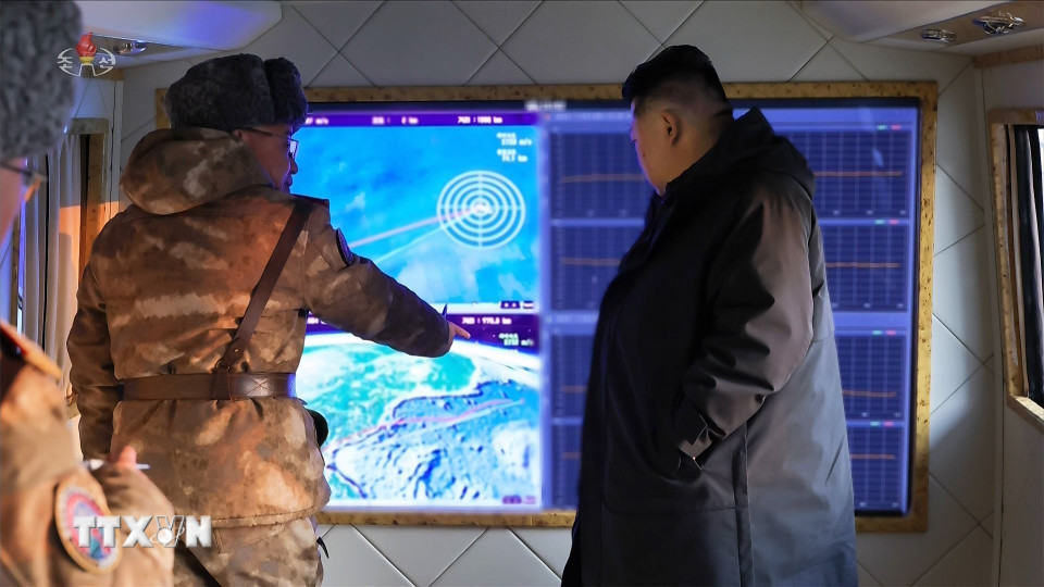 Nhà lãnh đạo Triều Tiên Kim Jong Un giám sát cuộc tập trận phóng tên lửa siêu vượt âm tại Bình Nhưỡng ngày 4/1/2026. (Ảnh: Yonhap/TTXVN)