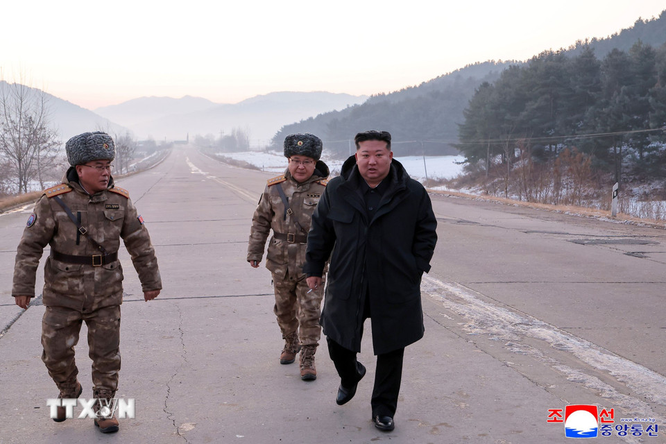 Nhà lãnh đạo Triều Tiên Kim Jong Un giám sát cuộc tập trận phóng tên lửa siêu vượt âm tại Bình Nhưỡng ngày 4/1/2026. (Ảnh: Yonhap/TTXVN)