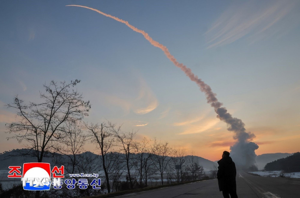Cuộc tập trận phóng tên lửa siêu vượt âm tại Bình Nhưỡng, Triều Tiên, ngày 4/1/2026. (Ảnh: Yonhap/TTXVN)