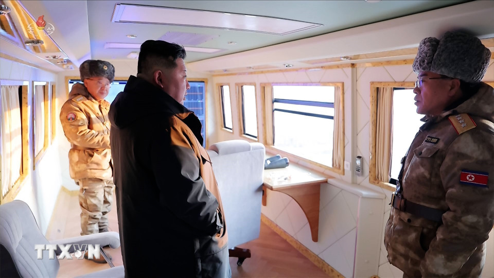 Nhà lãnh đạo Triều Tiên Kim Jong Un giám sát cuộc tập trận phóng tên lửa siêu vượt âm tại Bình Nhưỡng ngày 4/1/2026. (Ảnh: Yonhap/TTXVN)