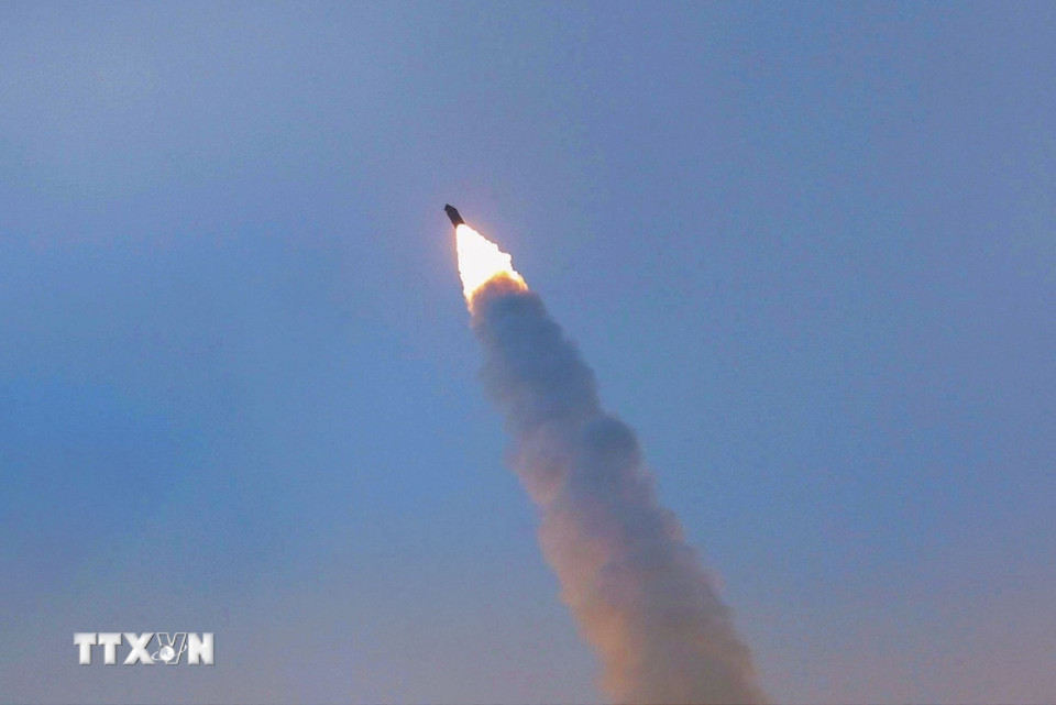 Cuộc tập trận phóng tên lửa siêu vượt âm tại Bình Nhưỡng, Triều Tiên, ngày 4/1/2026. (Ảnh: Yonhap/TTXVN)